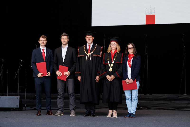 Na odru stojijo po prejemu doktorske listine z leve Darjan Spudić, Miloš Kalc, rektor Gregor Majdič, prodekanja Maja Pajek in Kaja Poteko